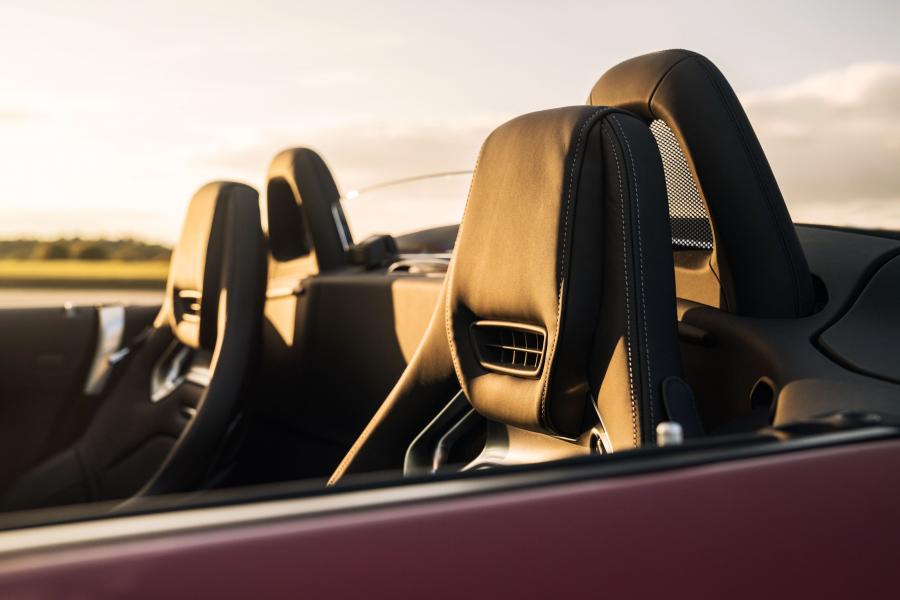 Интерьер Mercedes-AMG GT C Roadster 2017 года  (UK) (фото 2 из 40)